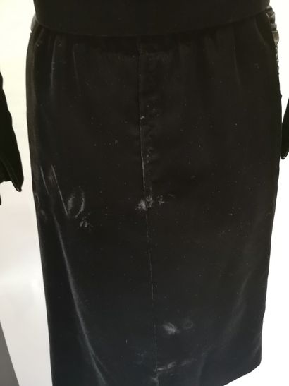 null GIVENCHY Haute Couture, Made in France, circa 1980

Robe de petit dîner en velours...