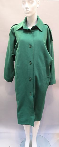 null GUY LAROCHE Boutique, Paris

Manteau en laine vert, petit col rabattu sur simple...