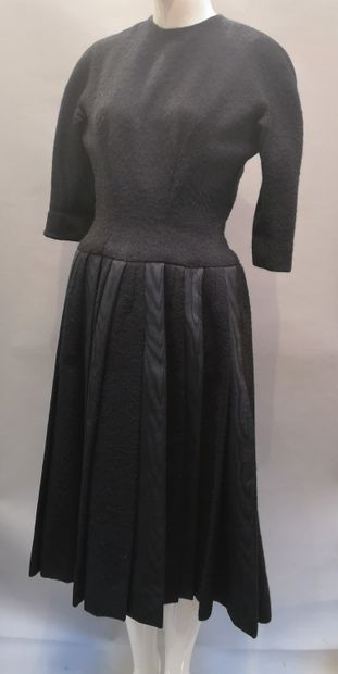 null Hubert de GIVENCHY Haute Couture, circa 1955

Robe en laine noir, corsage à...