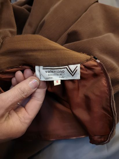 null VALENTINO Boutique, Made in France

Jupe longue ample en velours côtelé marron...