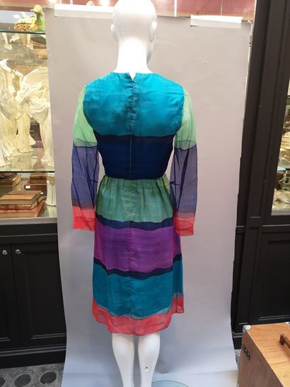 null MISS DIOR, Made in France, circa 1970

Mini-robe en mousseline de soie imprimée...