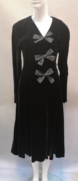 null GUY LAROCHE Boutique Paris

Robe de cocktail mi-longue en velours noir, décolleté...