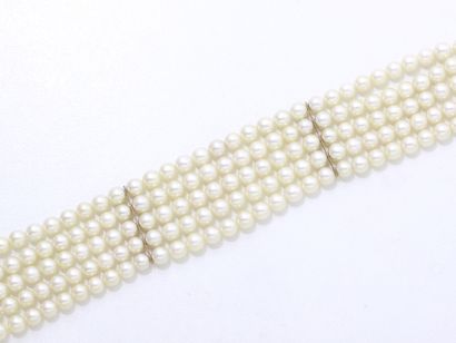 null Bracelet composé de 5 rangs de perles de culture d'environ 5 à 5.3 mm. Il est...