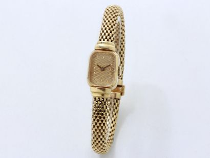 null BOUCHERON

Montre bracelet de dame en or 750 millièmes, cadran doré stylisé...