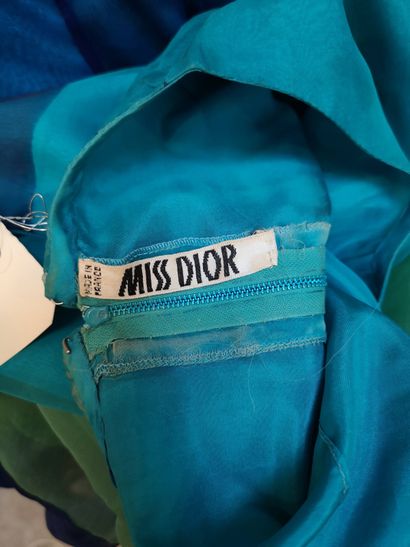 null MISS DIOR, Made in France, circa 1970

Mini-robe en mousseline de soie imprimée...