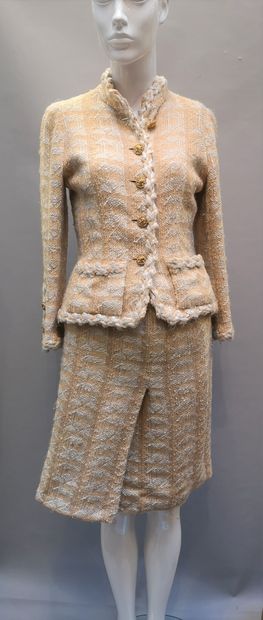 null CHANEL, circa 1960

Tailleur jupe en tweed de laine abricot rosé et écru composé...
