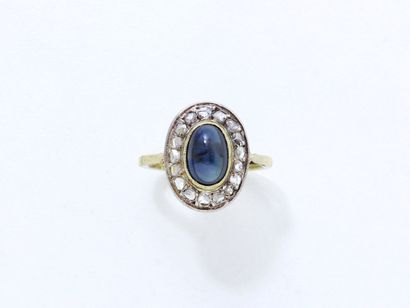 null 
Bague en or 750 et 
argent 800 millièmes, ornée d'un cabochon de saphir en...