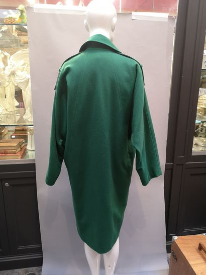 null GUY LAROCHE Boutique, Paris

Manteau en laine vert, petit col rabattu sur simple...