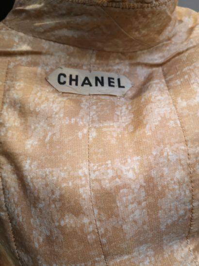 null CHANEL, circa 1960

Tailleur jupe en tweed de laine abricot rosé et écru composé...