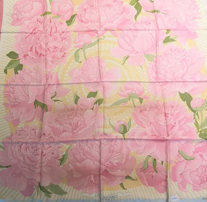 null HERMÈS paris

Rare carré en twill de soie imprimée titré « Les Pivoines » à...