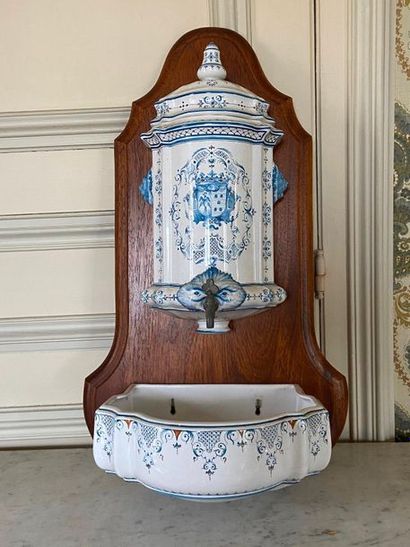 null Earthenware fountain,

in the taste of moustiers, modern

Total height: 62 cm...