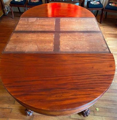 null Table en acajou et placage acajou, piètement griffe, XIXème
244 x 129 x 72 cm...