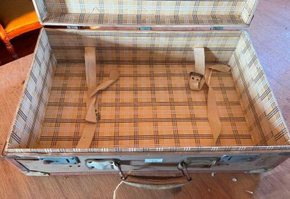 null A large suitcase

90 x 54 x 32 cm 

Another smaller one 40 x 60 x 19 cm is attached....