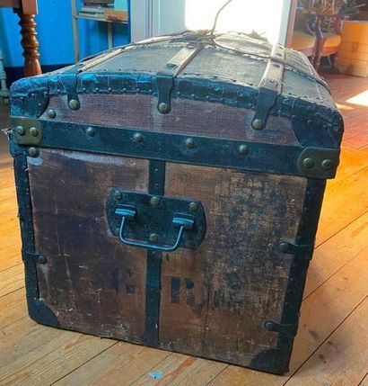 null Travel trunk as is

H: 46 cm

86 x 48 cm 

(sold as is)

(LOT IN STORAGE, SPECIAL...