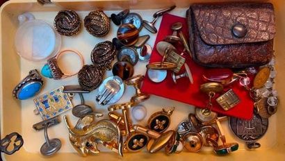 null Lot de bijoux fantaisie comprenant deux colliers, chaines en métal doré, boutons...