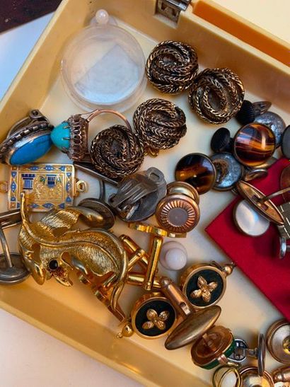 null Lot de bijoux fantaisie comprenant deux colliers, chaines en métal doré, boutons...