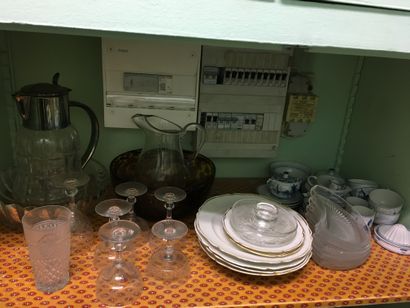 null Batch of various ceramics and glassware: cups, chapamgon cups, diamond point...