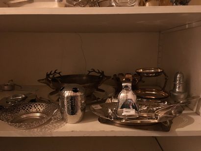 null Lot of silver plated metal: deer head cutter, refresher, sugar tongs, asparagus...