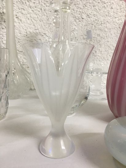 null Lot de carafes, vases, soliflores, coupes et diverses verrerie, Lalique France,...
