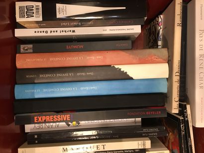 null 
1 caisse de livres Beaux Arts et documentation dont Dubuffet, Dada, et div...