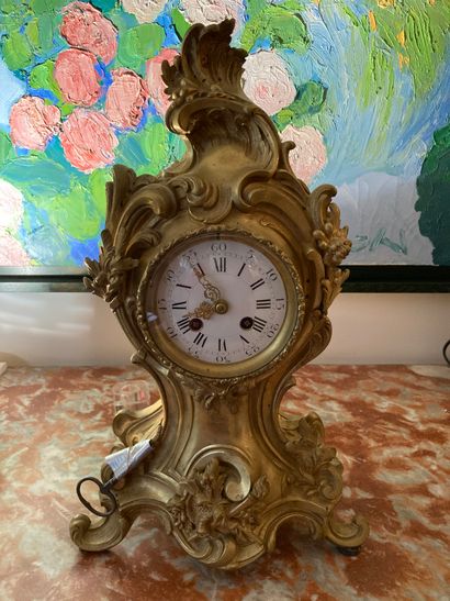  Bronze table clock 
Around 1900, Louis XV style 
H: 43 cm Lot sold as is 