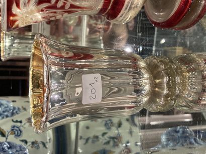 null 
Lot de deux petits vases en verre églomisé (accidents, en l'état)
