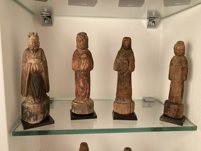 null Lot de douze statuettes dans le goût de la Chine en bois sculpté, XIXème siècle

H...