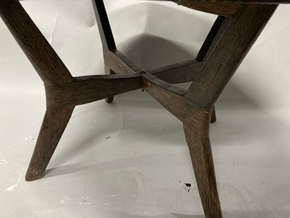  Palm veneer pedestal table 
In the 1930's taste 
H : 45 - Diam (plate) : 73 cm Lot...