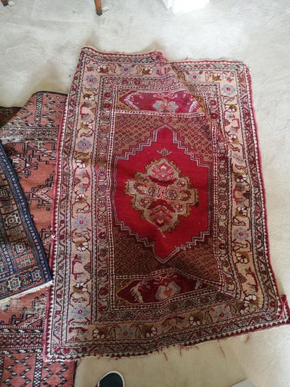 null 
Lot de 3 tapis : 

un fond rouge 137 x 87 cm

un fond brique 118 x 80 cm

un...