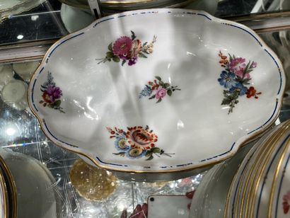 null 
Porcelain service parts: plates and bowls decorated with flowers (as is)
