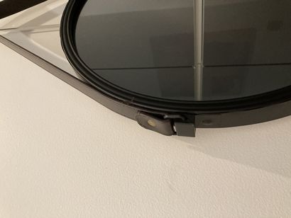 null 
Miroir moderne, façon sellier diam : 40 cm

Lot vendu en l'état


