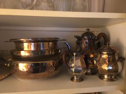  Lot of silver plated metal: egg cups, platerie, gravy boat, tea-coffee service with...