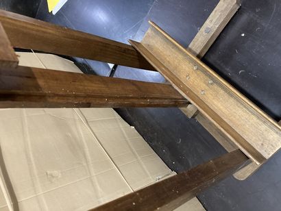 null 
One easel (small holes) H: 235 cm

Lot sold as is


