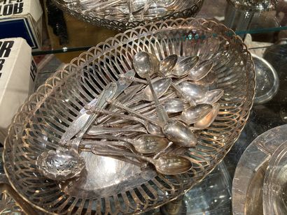 null 
Lot of silver plated metal: small spoons of different models, mounted salt...