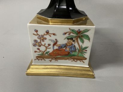 null 
Vase en porcelaine de Paris à décor aux chinois




Couvercle manquant, usures...
