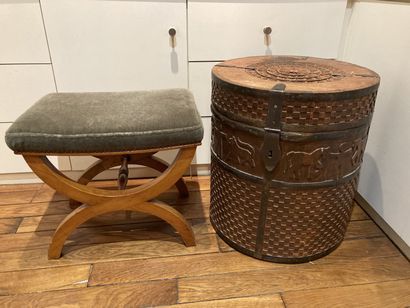 null 
Drum table, ethnic work




It comes with an X-shaped stool in the style of...