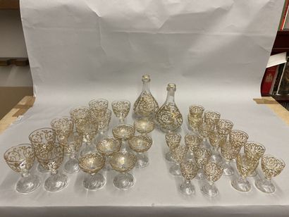 null 
PARTIE DE SERVICE DE VERRES . Saint-Louis En verre transparent et décor de...