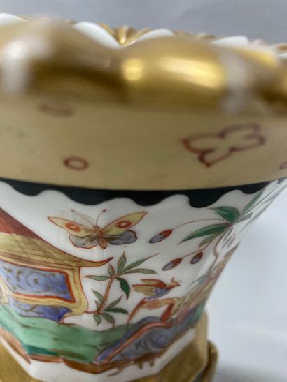  Paris porcelain vase with Chinese decoration 
Lid missing, wear and tear 
H: 37...
