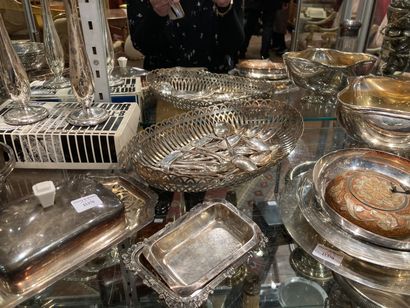 null 
Lot of silver plated metal: small spoons of different models, mounted salt...