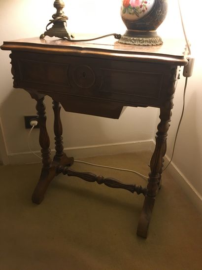 null 
Mahogany and mahogany veneer dining table with six legs




(crashing)




Attached...