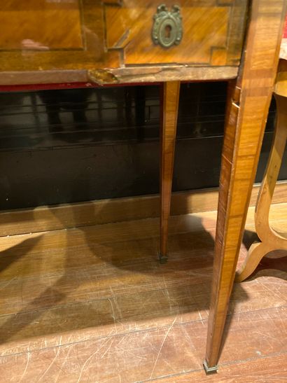 null 
Inlaid happiness of the day desk, legs, opening to a flap




XIXth (accidents)




111x67x67...