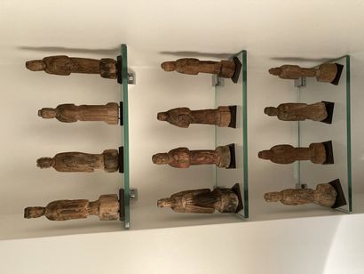 null Lot de douze statuettes dans le goût de la Chine en bois sculpté, XIXème siècle

H...