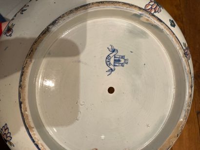  Gien pot cover (cracked and pierced) 
H: 18 - Diam: 28 cm Lot sold in the state...