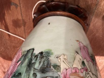 null 
CHINE. Vase en porcelaine décor polychrome d'un sage assis entourré de personnages,...