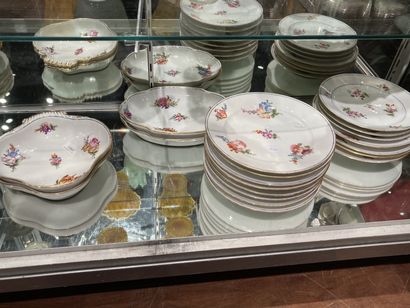 null 
Porcelain service parts: plates and bowls decorated with flowers (as is)
