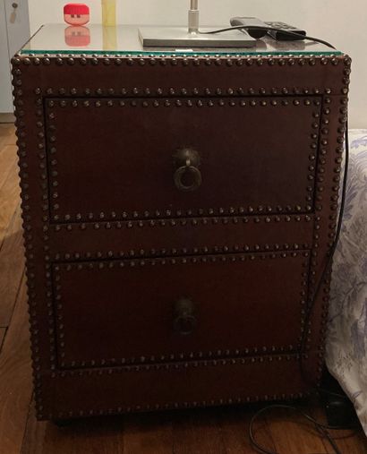 null 
Two studded leather-look bedside tables opening by two drawers




H: 66 -...
