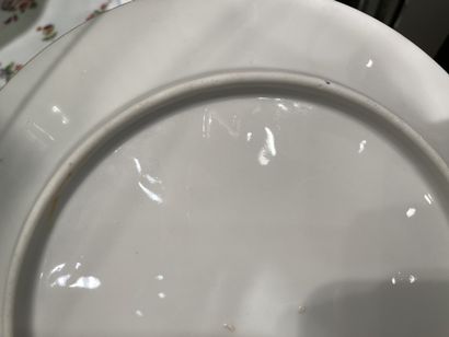 null 
Porcelain service parts: plates and bowls decorated with flowers (as is)
