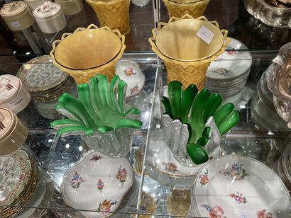 null 
Lot de quatre vases en verre et verre moulé, une paire blanc et vert et l'autre...