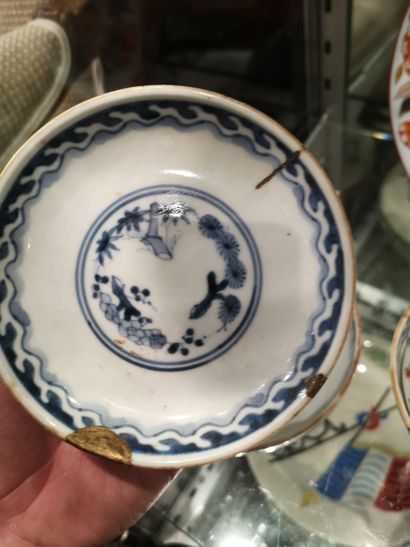 null 
Une assiette en porcelaine et deux bols couverts dans le goût de la Chine (accidents,...