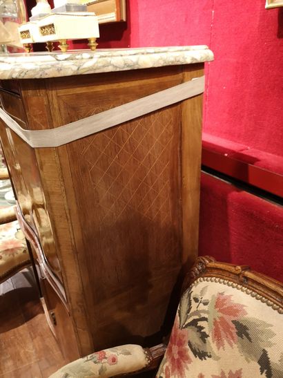 null 
Veneer secretary, inlaid decoration, marble top




 (Insolated, slits)




129x80x40...